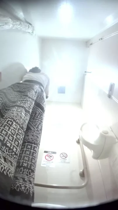 【PPV限定】地下鉄御堂筋のトイレで密着撮影！ のスクリーンショット 4