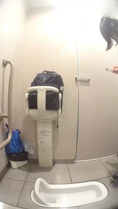 【PPV限定】地下鉄御堂筋のトイレで密着撮影！ のスクリーンショット 12