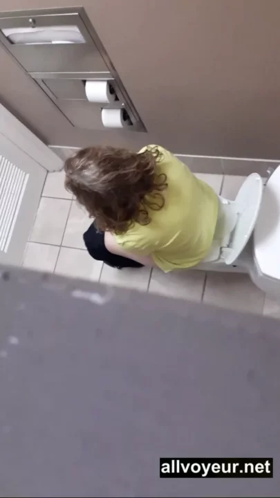 盗撮！女子トイレの隠しカメラが捉えた決定的瞬間 のスクリーンショット 4