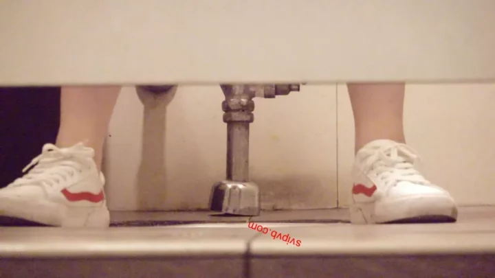 【限定公開】魅惑の女神たち！禁断のトイレ盗撮集 のスクリーンショット 4
