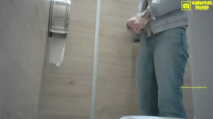 女子トイレの隠しカメラ！偶然捉えた秘密の瞬間 のスクリーンショット 4