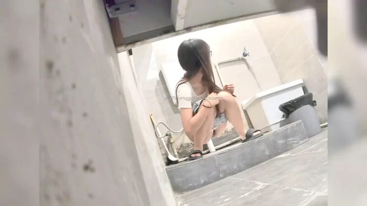 カフェの個室トイレで盗撮！美女の決定的瞬間 のスクリーンショット 4