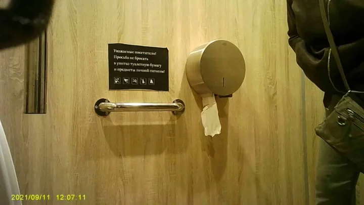 盗撮！公衆トイレで繰り広げられる秘め事の瞬間 のスクリーンショット 4