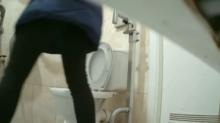 ガソリンスタンドの公共トイレで秘密の快感 のスクリーンショット 4
