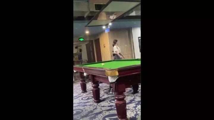 中国の女子大生がトイレで隠し撮り!予想外の展開にドキドキ のスクリーンショット 4