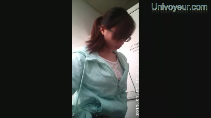 隠し撮りトイレ盗撮！まさかの瞬間を捉えた衝撃映像 のスクリーンショット 5