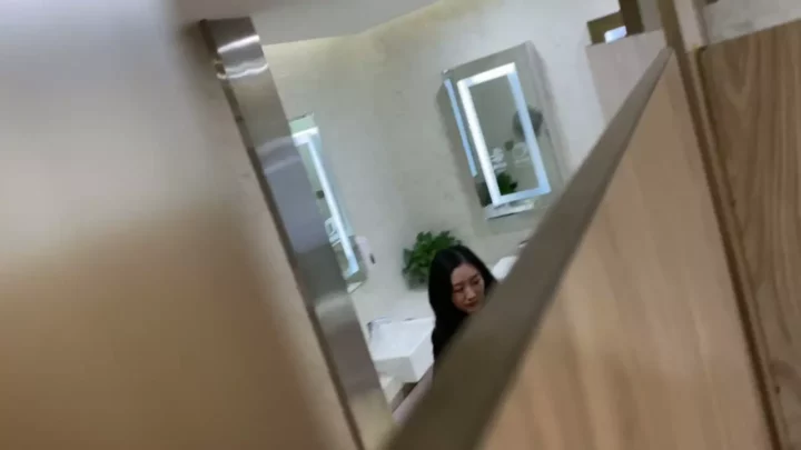 衝撃！盗撮された中国人美女のトイレ風景 のスクリーンショット 9