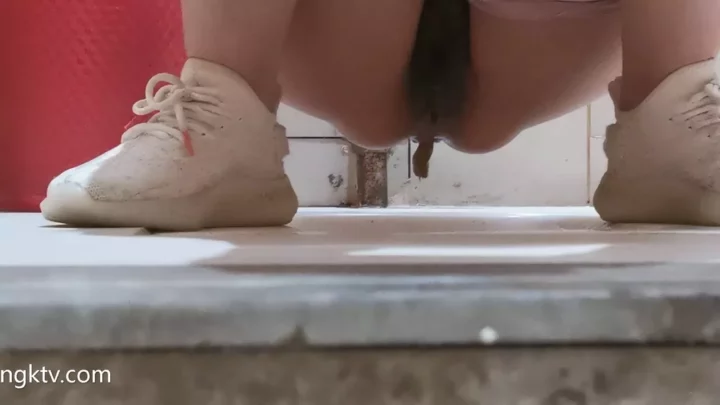 中国トイレ盗撮！まさかの瞬間を4Kで激写 のスクリーンショット 1