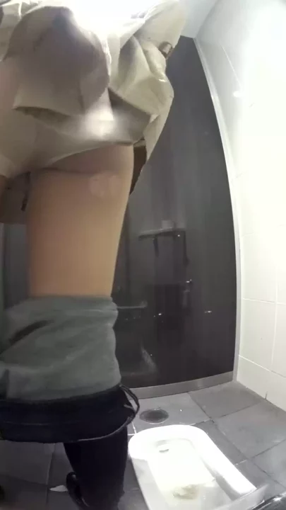 トイレで魅せるキャリアウーマンの秘められた毛 のスクリーンショット 1