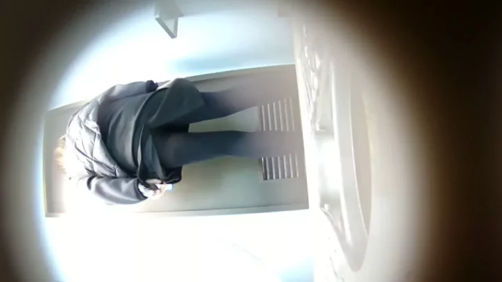 中国の公衆トイレ盗撮！女子大生のおしっこ丸見え のスクリーンショット 1