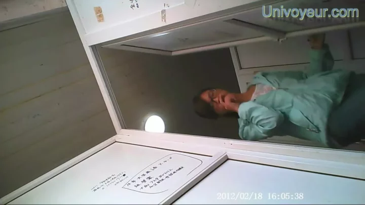 隠し撮りトイレ盗撮！まさかの瞬間を捉えた衝撃映像 のスクリーンショット 6
