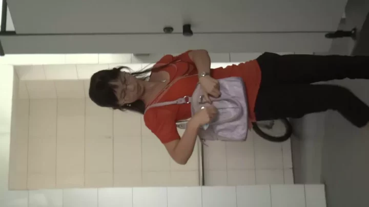 衝撃！盗撮された中国人美女のトイレ風景 のスクリーンショット 2