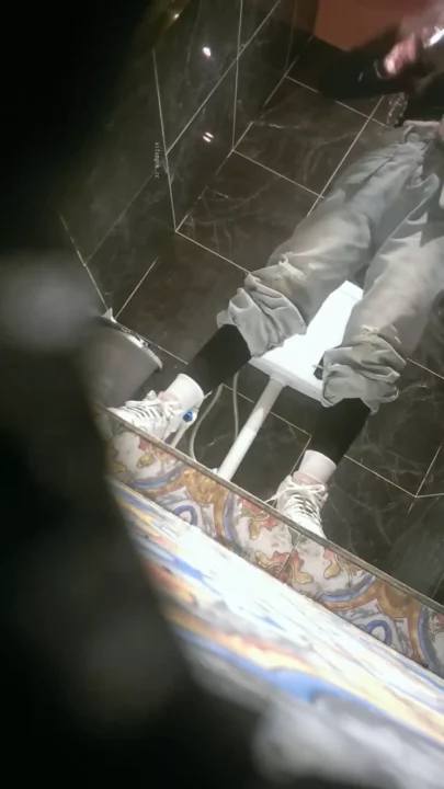 バーの個室トイレで盗撮！パノラマ視点の密会 のスクリーンショット 2
