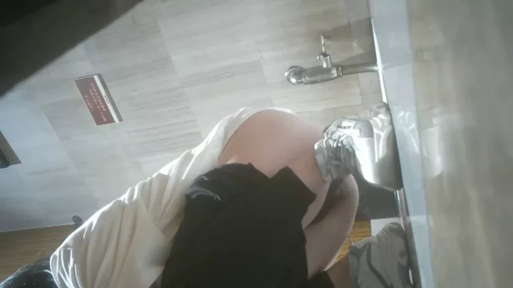 洋式トイレ覗き見！20人超の女性が魅せる決定的瞬間 のスクリーンショット 2