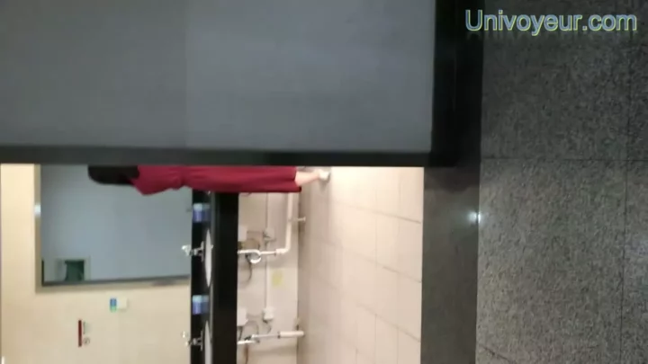 隠し撮りトイレ盗撮！まさかの瞬間を捉えた衝撃映像 のスクリーンショット 3
