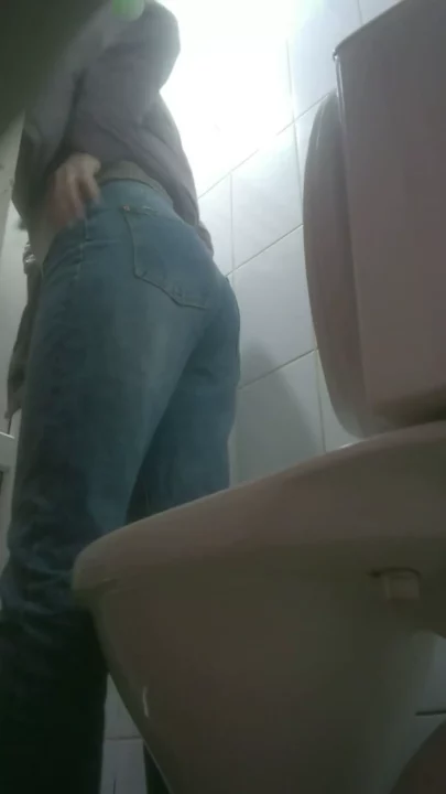 大胆不敵！公衆トイレで繰り広げられる過激な露出 のスクリーンショット 3