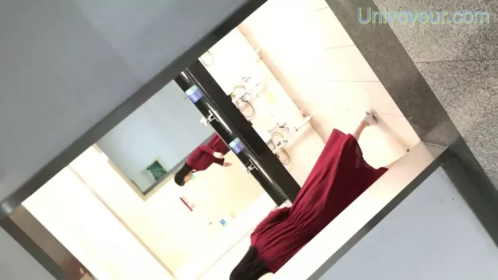 隠し撮りトイレ盗撮！まさかの瞬間を捉えた衝撃映像 のスクリーンショット 4