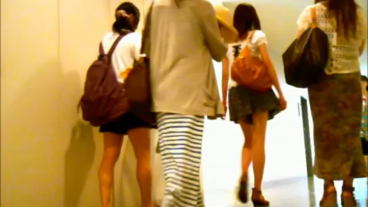 【隠し撮り】KTVトイレで美人3人組の決定的瞬間! のスクリーンショット 4