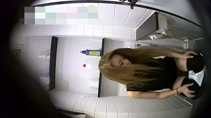 女子トイレ盗撮！正面からのアングルで覗き見 のスクリーンショット 4