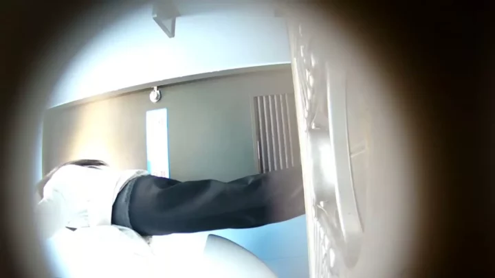 中国の公衆トイレ盗撮！女子大生のおしっこ丸見え のスクリーンショット 4