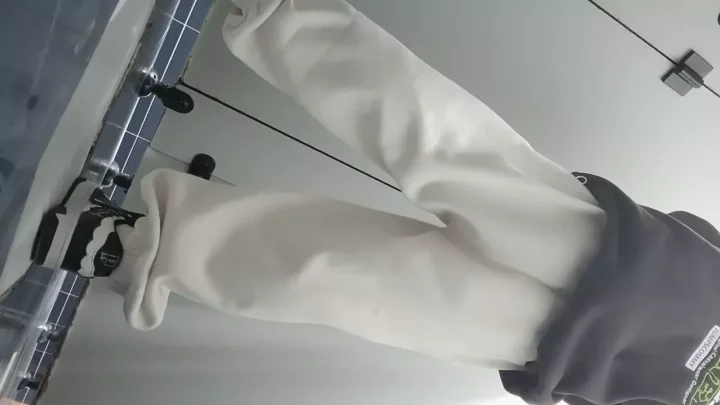 女子大生が魅せる！トイレで秘密のバックショット のスクリーンショット 4