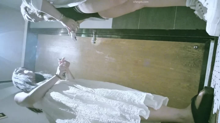 親友同士の秘密を捉えたトイレ盗撮：究極の禁断体験 のスクリーンショット 4