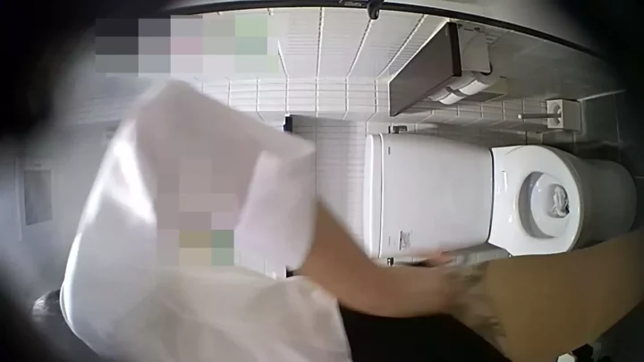 トイレ盗撮！美脚ギャルの丸見えクリちゃん のスクリーンショット 1