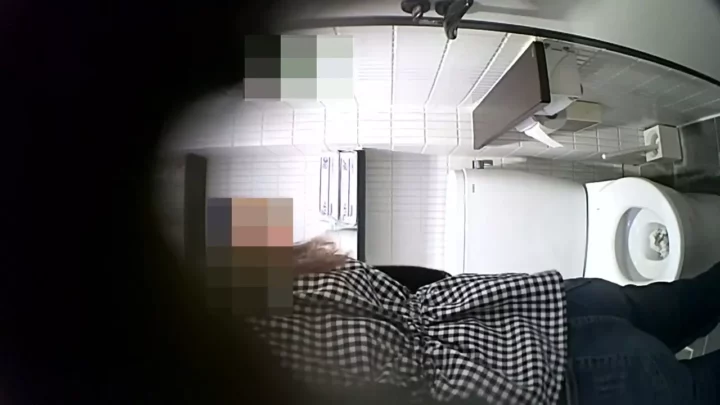 トイレ盗撮！美脚ギャルの丸見えクリちゃん のスクリーンショット 5