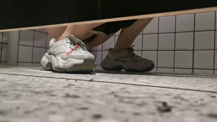 【盗撮】女神の秘め事、トイレで発見！ のスクリーンショット 1