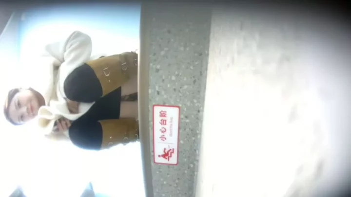 盗撮！トイレで発見された美少女たちの隠し撮り映像 のスクリーンショット 1