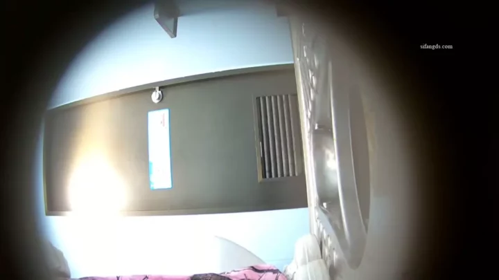 盗撮！トイレで発見された美少女たちの隠し撮り映像 のスクリーンショット 5