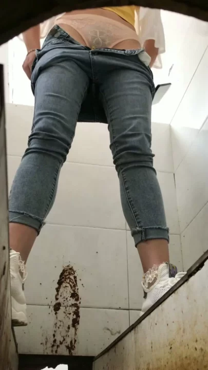 中国の公衆トイレで盗撮された美女の決定的瞬間 のスクリーンショット 1