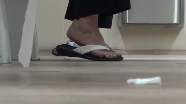 公共トイレの密室で繰り広げられる覗き見の興奮 のスクリーンショット 1