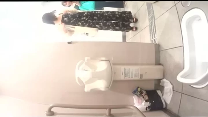 女子大生のトイレを盗撮！無防備な素顔を激写 のスクリーンショット 1