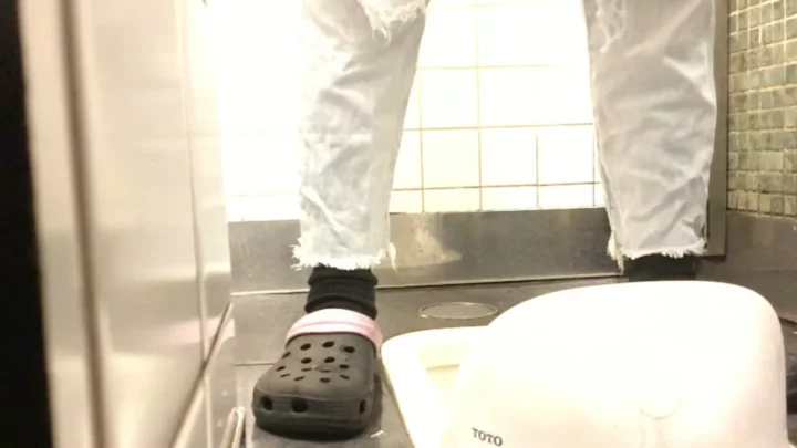 和式トイレで魅せる密室の羞恥！禁断の盗撮 のスクリーンショット 1