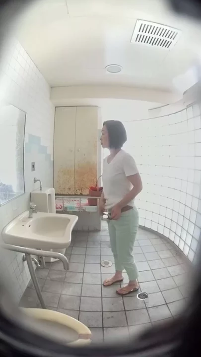 うっかりママのピンチ！トイレに落とした車の鍵と秘密の視線 のスクリーンショット 1