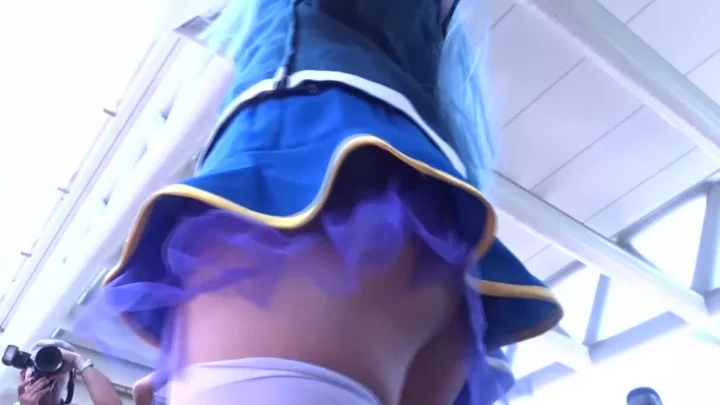 大胆コスプレイヤーの太もも！魅惑のローアングル のスクリーンショット 1
