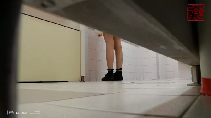 トイレの個室で発見！初体験のサーモンピンクを至近距離で盗撮 のスクリーンショット 1