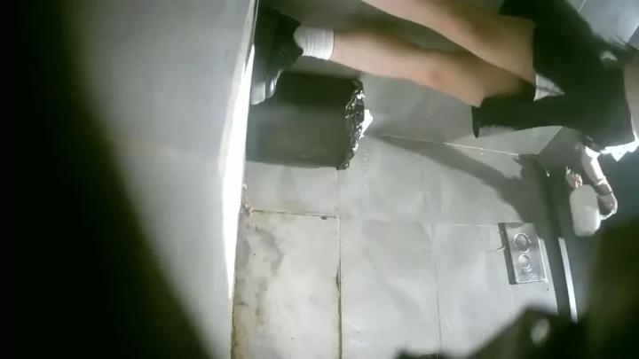 隠し撮り！ホステスの秘密のトイレタイムを激写 のスクリーンショット 1