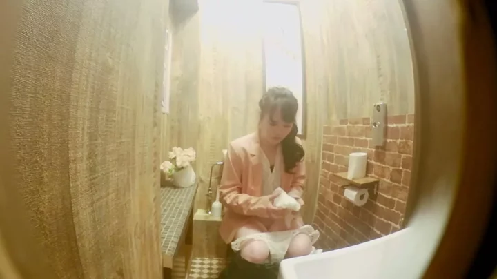 【盗撮】店内の女子トイレに仕掛けられた隠しカメラ… のスクリーンショット 5