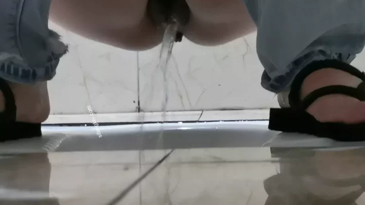 まさかの盗撮！中国トイレで仕掛けられた罠 のスクリーンショット 1