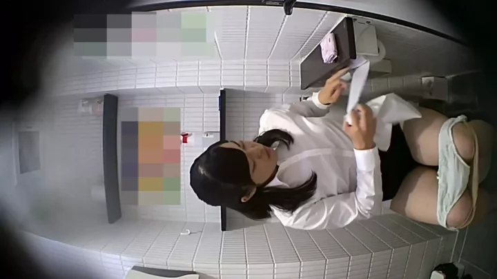 トイレ盗撮！美脚ギャルの丸見えクリちゃん のスクリーンショット 2