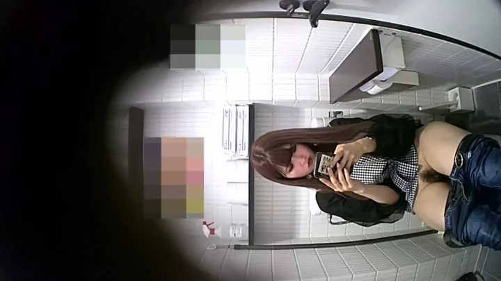 トイレ盗撮！美脚ギャルの丸見えクリちゃん のスクリーンショット 6