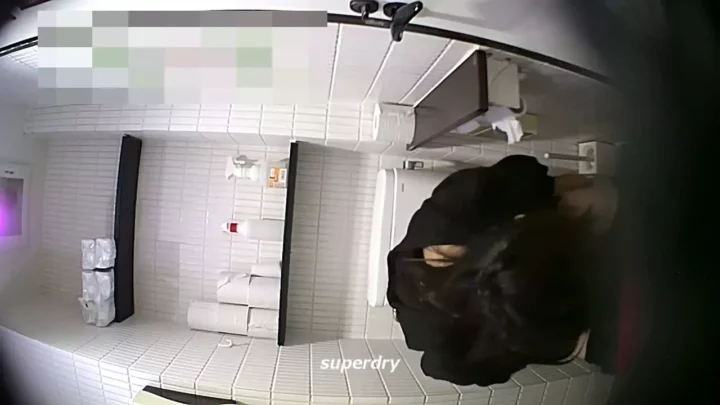 山奥の公衆トイレ盗撮！女性たちの無防備な瞬間 のスクリーンショット 10