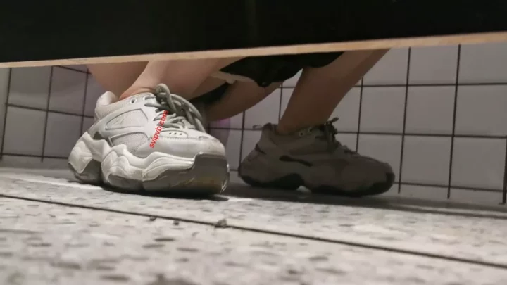 【盗撮】女神の秘め事、トイレで発見！ のスクリーンショット 2