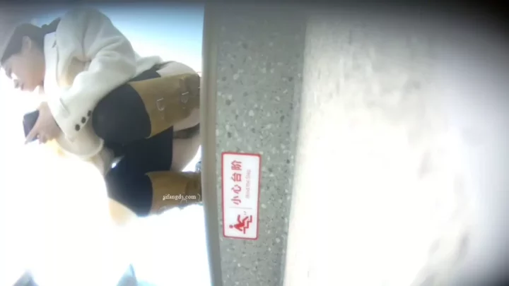 盗撮！トイレで発見された美少女たちの隠し撮り映像 のスクリーンショット 2