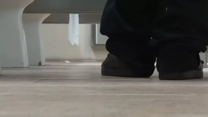 公共トイレの密室で繰り広げられる覗き見の興奮 のスクリーンショット 2