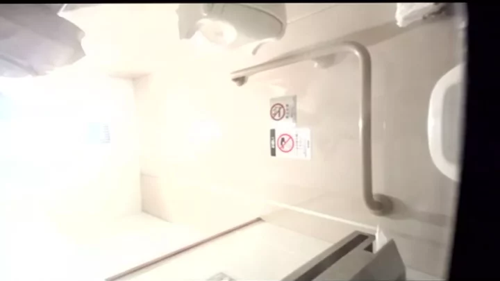 女子大生のトイレを盗撮！無防備な素顔を激写 のスクリーンショット 2