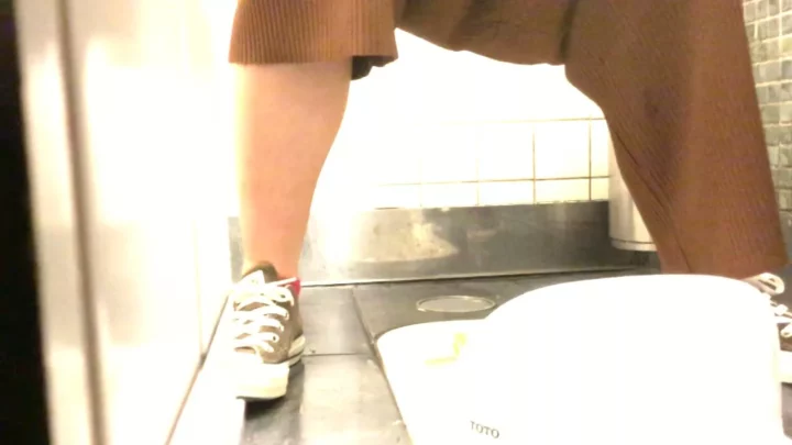 和式トイレで魅せる密室の羞恥！禁断の盗撮 のスクリーンショット 6
