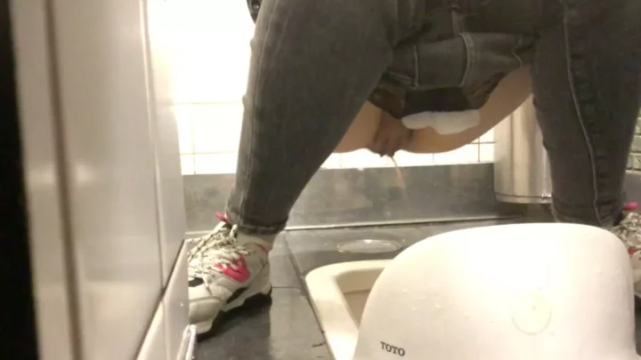 和式トイレで魅せる密室の羞恥！禁断の盗撮 のスクリーンショット 10